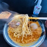 RAMEN HITONI YASASHIKU - 【辛魚こってり＝低加水ストレート細麺】