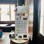 RAMEN HITONI YASASHIKU - 【店内＝券売機】