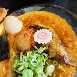 RAMEN HITONI YASASHIKU - 【辛魚こってり＝コツコツ変更（味玉入）】