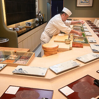 L字カウンターとボックステーブル完備の落ち着いた和空間