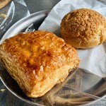 やない菓子舗 - 手前が生カスタードパイ270円、奥がクッキーシュー250円