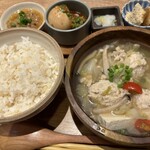 ごはんすすむ 横浜ポルタ店 - ｢鶏つみれの塩ちゃんこ汁 税込1390円｣2024年8月現在