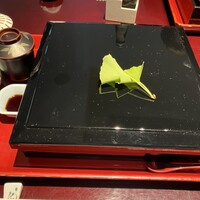 日本料理 三嵋 - お弁当箱の上に銀杏の葉が飾って有り、季節感が有ります