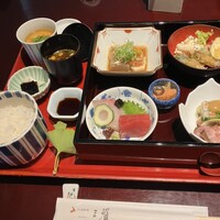 日本料理 三嵋 - お造りは、カンパチとマグロ、左上はサーモンの焼き物に大豆やネギが乗っています。右上は、和物、、右下は、ローストビーフどのおかずも美味しい