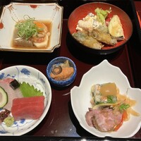 日本料理 三嵋 - 右上にあえ物と、肉のシソ包み、右下は、煮凝りとローストビーフ、真ん中は、サーモンの南蛮漬けとオリーブの実