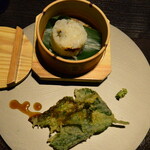 四万温泉 積善館 - 蒸し寿司　手前は山菜の天ぷら