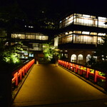 四万温泉 積善館 - 赤い橋を正面から