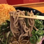 驛麺家 - 「山菜そば」（390圓）
「天ぷら」（60圓）
ネギ多め（無料）そばアップ。