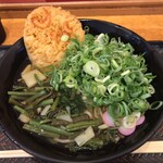 驛麺家 - 「山菜そば」（390圓）
「天ぷら」（60圓）
ネギ多め（無料）。