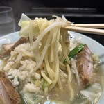 燕三条らーめん潤 - 麺はもっちり食感の太麺。野菜もたっぷり。ガツンとした食べ応えのある旨いタンメンです。