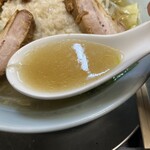 燕三条らーめん潤 - 背脂で表面にフタをされ熱々です！生姜がガツンと効いて炒め煮された野菜の旨味をしっかり感じるスープ。