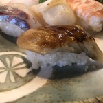 すし鶴 - 本日のMVP
      肉厚で濃厚な味わいのアナゴさん27歳。
      なんとマスオさんより一歳若い！