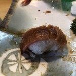 すし鶴 - マグロは最初にガリを使って醤油を塗りたくる。
      しばらく置いておくとヅケ風になる。
      麻爺得意の食べ方。