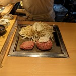 神戸 赤ふじ - 厚切り牛タンと黒毛和牛ハンバーグLサイズ