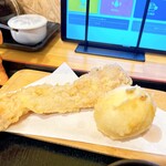 手打ちうどん 大蔵 - リトルリーグ 330円
      いわゆる、ちくわ天と半熟たまご天