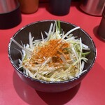 ラーメン二郎 - ネギに一味を振りかけると、なお美味い。