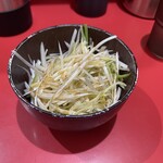 ラーメン二郎 - ネギ。ごま油がかかっている。