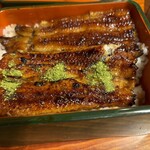 うなぎ 桜家 - うなぎ重箱　山椒を振りかけて