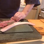 すしやのたい悟 - 中落ちを取ります。