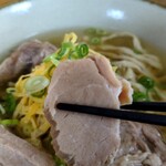 沖縄そば まるかみ - 三枚肉も数枚入ってました♪