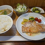 キッチン ブルー グローブ - 三元豚ロースソテー　塩レモンとピンクペッパーのソース