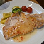 キッチン ブルー グローブ - 三元豚ロースソテーのアップ