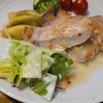 キッチン ブルー グローブ - サラダとロースソテー