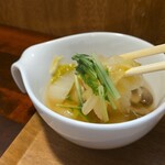 キッチン ブルー グローブ - 具沢山な白菜スープ