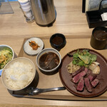 炭火焼肉 肉の匠 ひうち - 和牛赤身ステーキ100gタンシチュー付　1500円