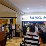 名物 万代そば - 2023年8月　並びだして15分でここまで来た