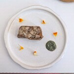 B6 - 茄子のテリーヌに酒粕と青紫蘇のジュレ。野菜だけでは飽きるところですが、油脂を使うことなく酒粕で濃厚な旨味を加えております