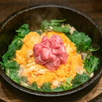 焼肉うしごろ 銀座並木通り店 - 和牛と秋鮭の石焼ご飯 いくら添え