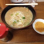 駅西ラーメン - 替え玉粉落とし+トッピング：爆弾+サービス:ラーメンのタレ