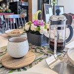 B6 - どこどこの紅茶と奥のお皿に見えるのがパネッツァさんのパーネ