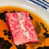 横浜 うしみつ - かかっているのは、すき焼き風なので甜菜糖です