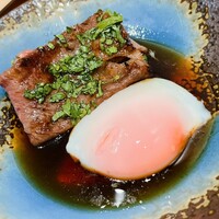 横浜 うしみつ - 温泉卵がサーロインに寄り添います