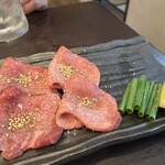 炭火焼肉 にく式 - 上タン　並タン