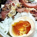 らぁめん夢 - 肉米に味玉断面図