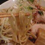 人力俥 - 海老そばストロングの麺アップ