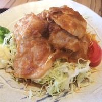 赤坂 ざんまい - ミノシュラン：生姜焼き定食
                赤坂ざんまい@赤坂見附
                生姜焼きが食べたくて初トライのお店。
                美味いと評判でしたが…。ちなみに私の好きな生姜焼きは豚こまを使った生姜焼き。こういう厚めのロースじゃないんだなぁ…。これは好みの問題ですね