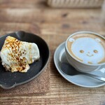 モニカ＆アドリアーノ - 炙りチーズケーキとカフェラテ