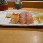 生粋な寿司ゆたか - 赤貝・赤身・中トロ・海老の尻尾（食べちゃいました）