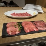横浜焼肉kintan - 左から、30日熟成kintan、牛タン、primeハラミ、奥が差し入れのカイノミ。