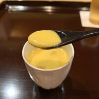すず木 - ▪️トウモロコシ・ウニの茶碗蒸し
                    トウモロコシの風味が良くほんのり甘く夏を感じます。卵の風味に加え、ウニが思ったりも多く入っていて、その味や風味も楽しめます。