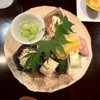 すず木 - ▪️八寸
                    ・鮎の春巻き
                    ・新銀杏　
                    ・ハモの卵店で手のかかる一品
                    ・トウモロコシの天ぷら　塩が良い
                    ・煮タコ
                    ・イチジク
                    ・豆腐
                    ・ハモのお寿司
                    