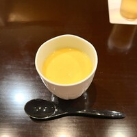 すず木 - ▪️トウモロコシ・ウニの茶碗蒸し
                    トウモロコシの風味が良くほんのり甘く夏を感じます。卵の風味に加え、ウニが思ったりも多く入っていて、その味や風味も楽しめます。