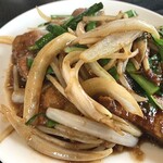 中国料理 華宮 - やや薄口の味付け。
ニラの香味感と、レバーの旨み、
素晴らしく美味しい！