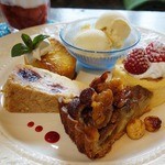 日和cafe - 濃厚かぼちゃぷりん、ダークチェリーのチーズケーキ、バナナキャラメルナッツタルト、苺のミニロール（ハーフサイズ4種類）
