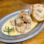 串焼キ カメチヨ・シャルボン - 鶏モモ 英国産ブルーチーズソース掛け バケット添え 