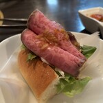 SATOブリアン 本店 - ローストビーフサンド、いきなりコレよ。やられた！
